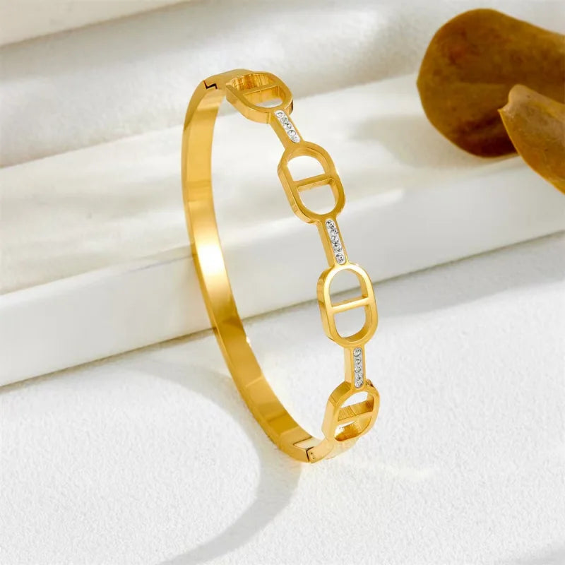 18KT Yellow Gold Bracelet Stylish Studded Buckle Bangle