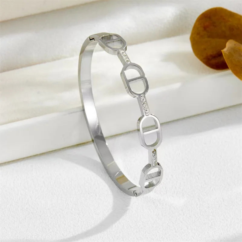 18KT Yellow Gold Bracelet Stylish Studded Buckle Bangle