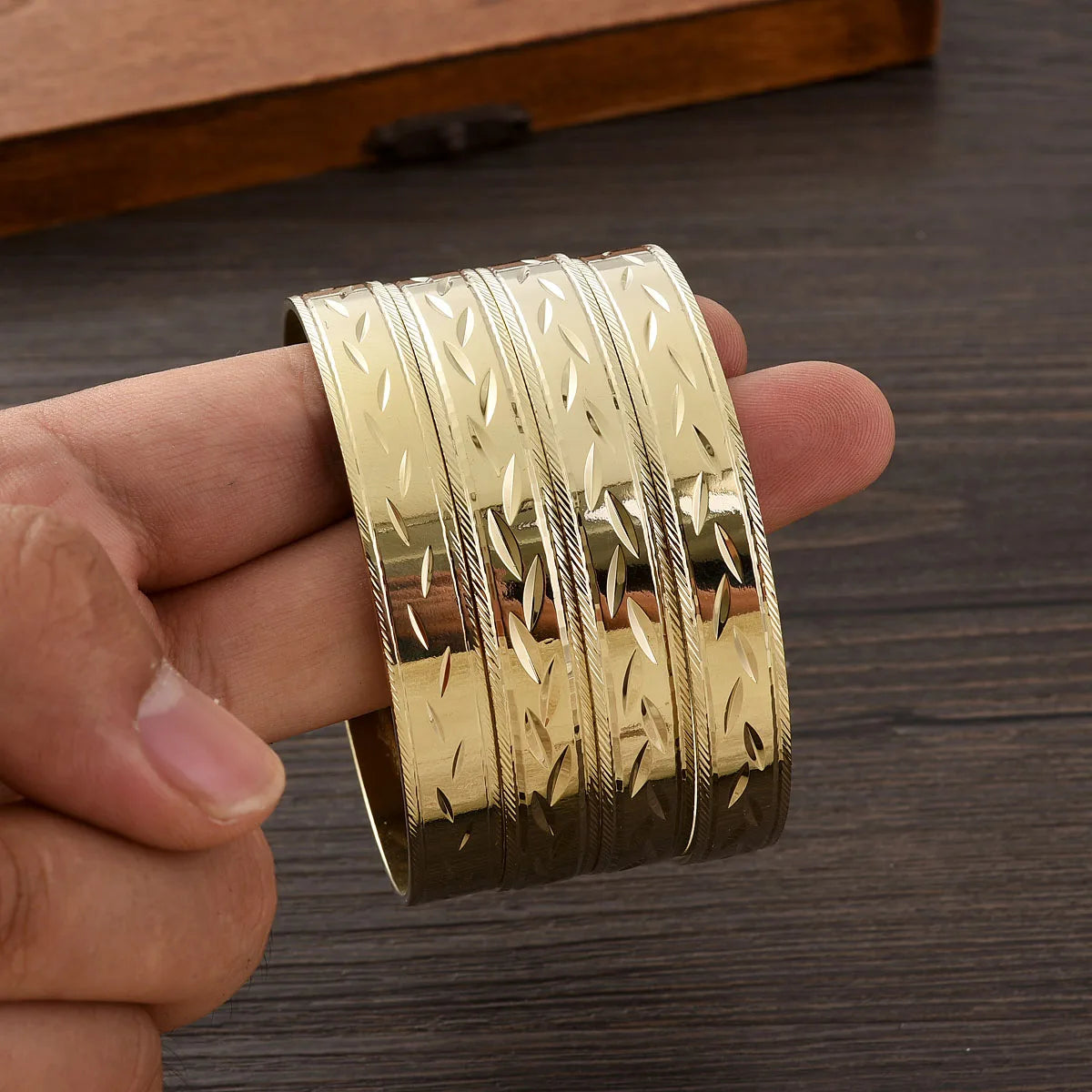 High Quality 65MM Strong Solid 9KT Golden Color Classic Diamond Cut Bracelets